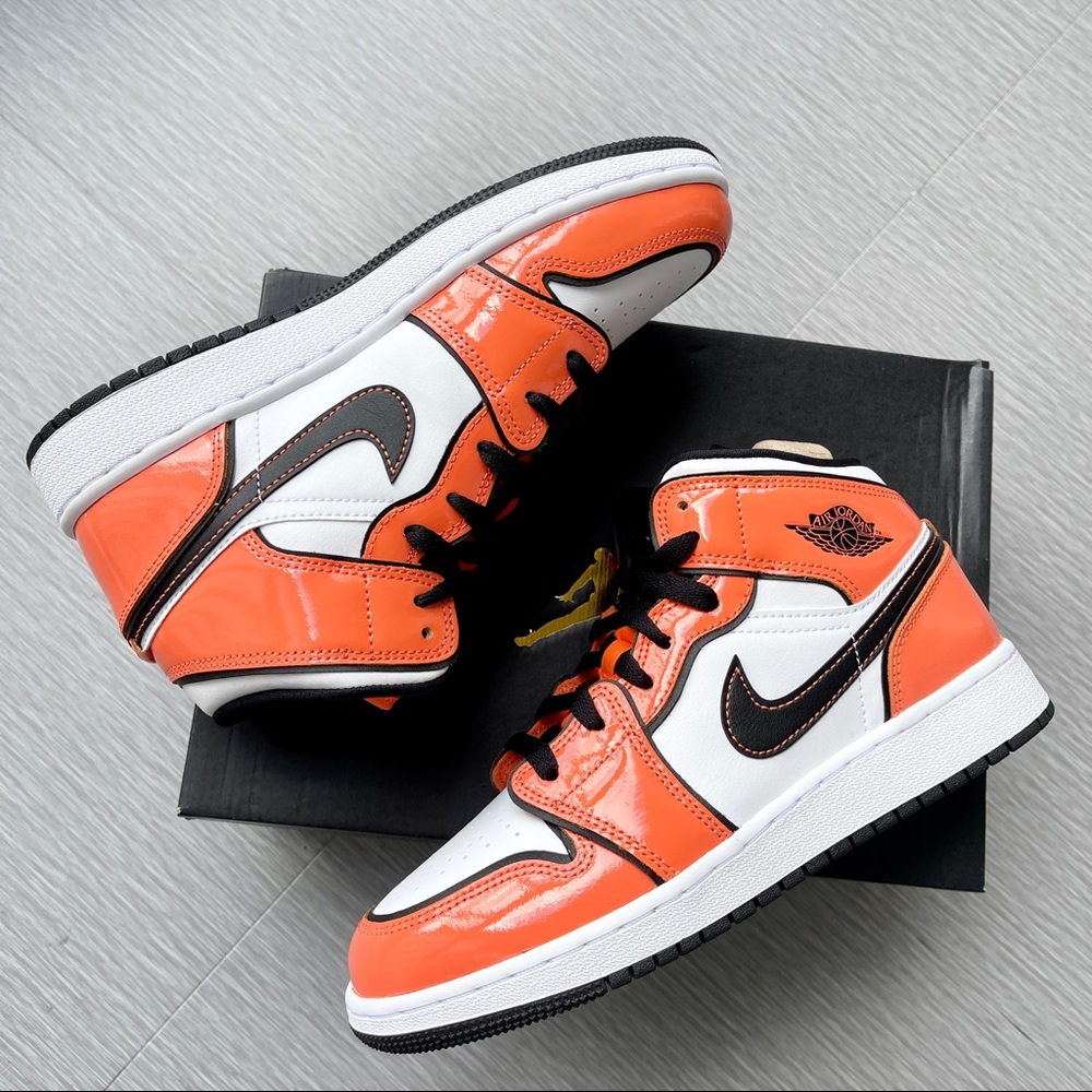 Air Jordan 1 Mid new released - Picture 2 of 5